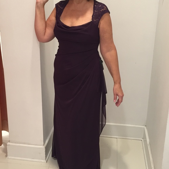 Long lacey dress - Picture 2 of 16